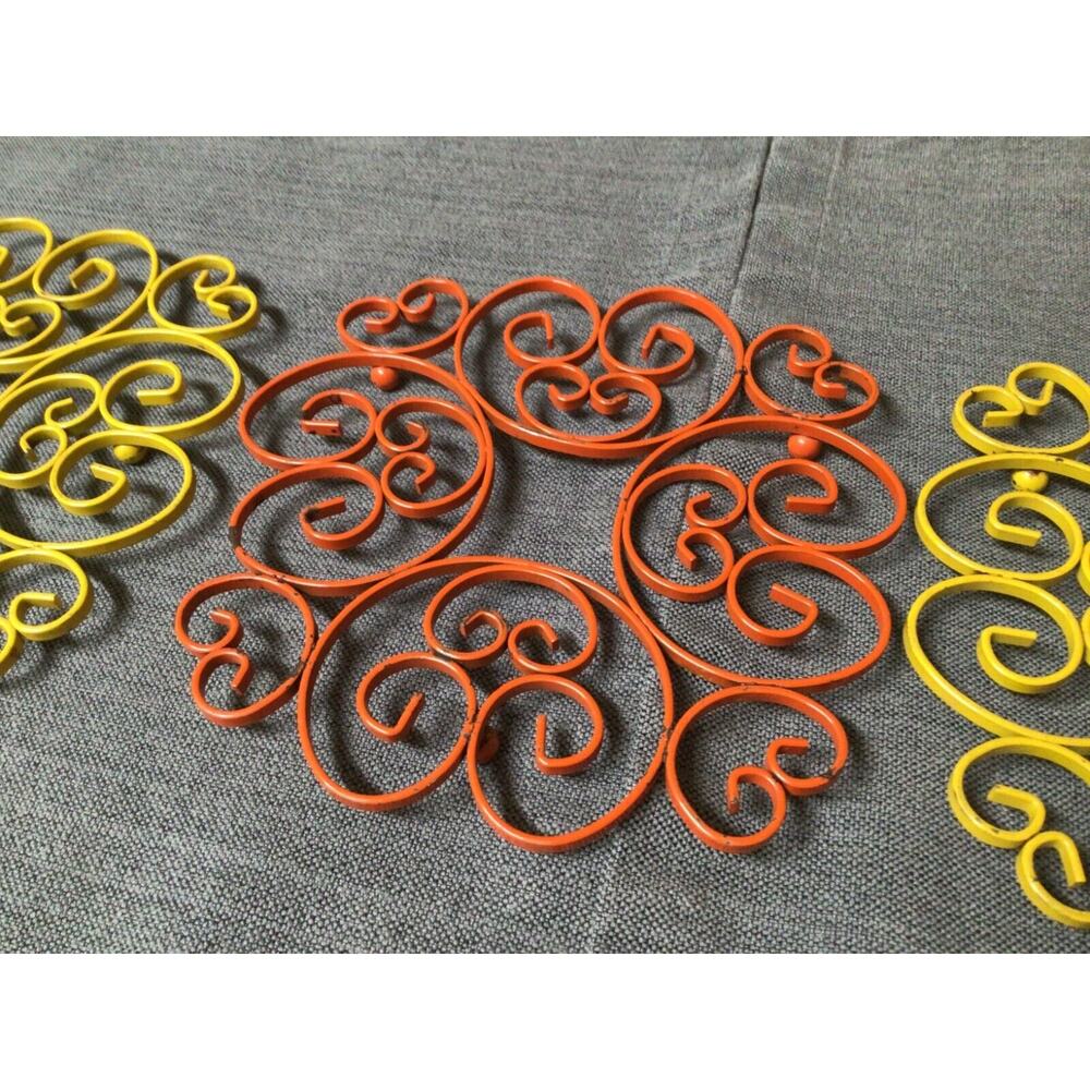 Vintage Set of 3 Ornate Metal Orange Yellow Footed Trivet Round Hot Plate 522A - Picture 4 of 7